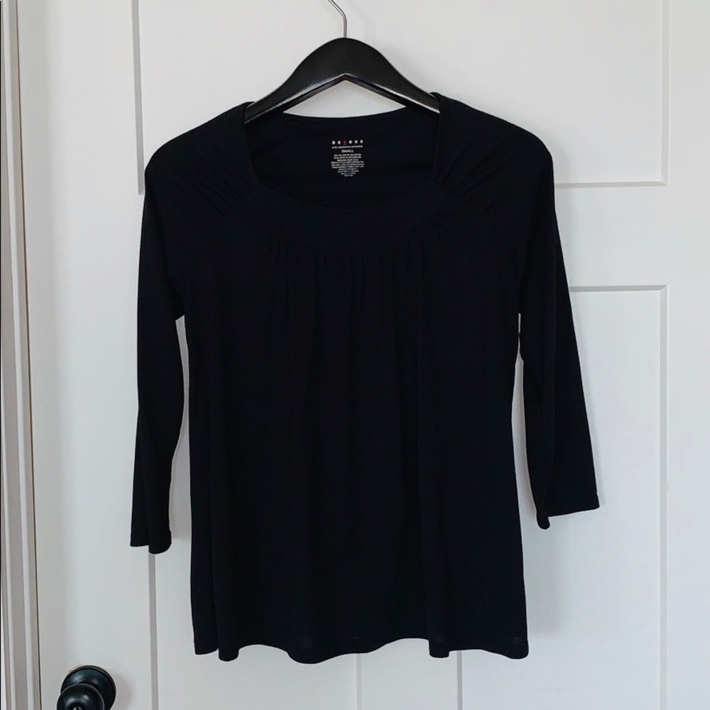 🌺 Black top with 3/4 length sleeves